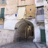 ...� separato da una casa palazziata dal vicino Arco Alto, caratterizzato da un semplice voltone a botte...